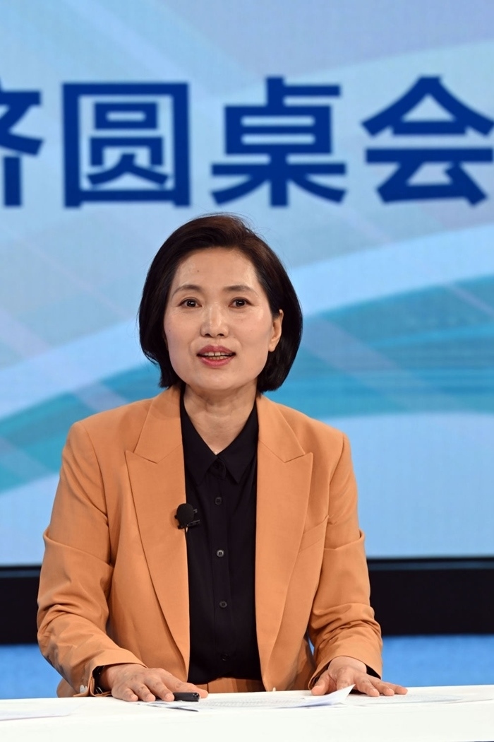 中國宏觀經(jīng)濟(jì)研究院對(duì)外經(jīng)濟(jì)研究所研究員曲鳳杰在“中國經(jīng)濟(jì)圓桌會(huì)”錄制現(xiàn)場(chǎng)交流發(fā)言。新華社記者 金良快 攝