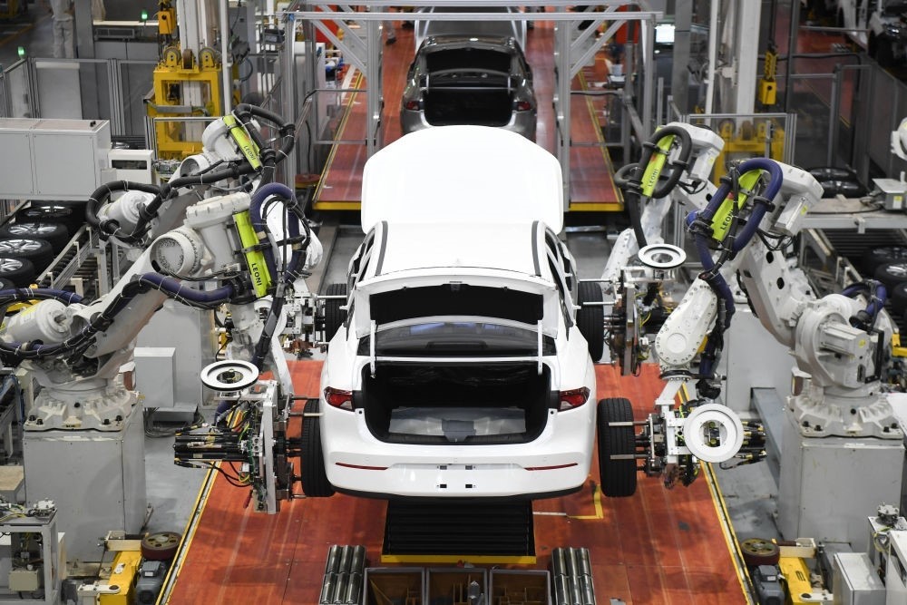 這是2024年4月24日拍攝的廣州廣汽埃安新能源汽車的全自動(dòng)化輪胎安裝工作站。新華社記者 鄧華 攝