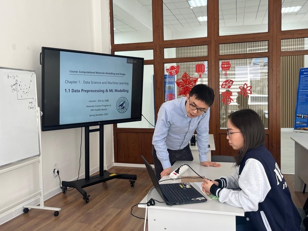 2024年4月，西北工業(yè)大學(xué)材料學(xué)院劉哲教授在西北工業(yè)大學(xué)哈薩克斯坦分校授課。（西北工業(yè)大學(xué)供圖）