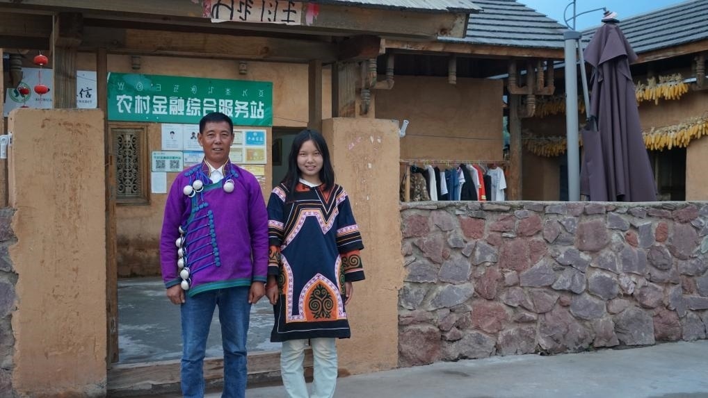 吉好有果和父親吉好也求在三河村新家合影。新華社記者 尹恒 攝