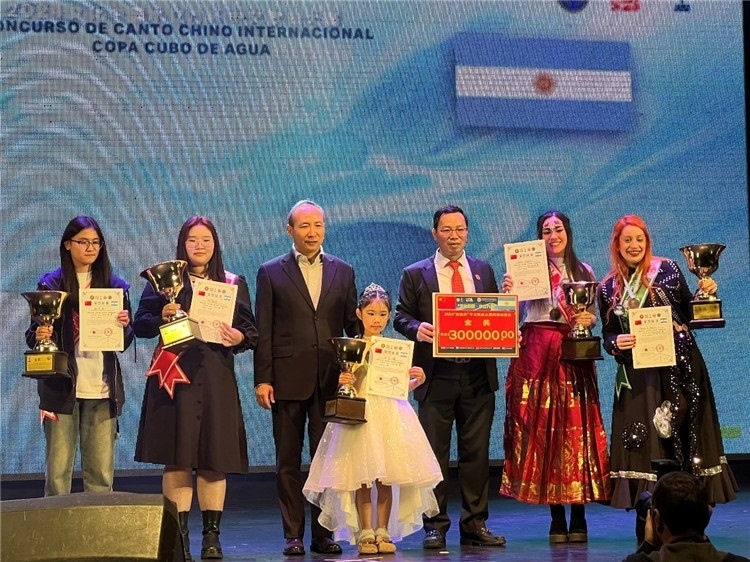 圖為中國(guó)駐阿根廷大使王衛(wèi)、阿根廷華文教育基金會(huì)會(huì)長(zhǎng)劉芳勇為五名“金獎(jiǎng)”選手頒獎(jiǎng)（阿根廷拉普拉塔國(guó)立大學(xué)孔子學(xué)院供圖）