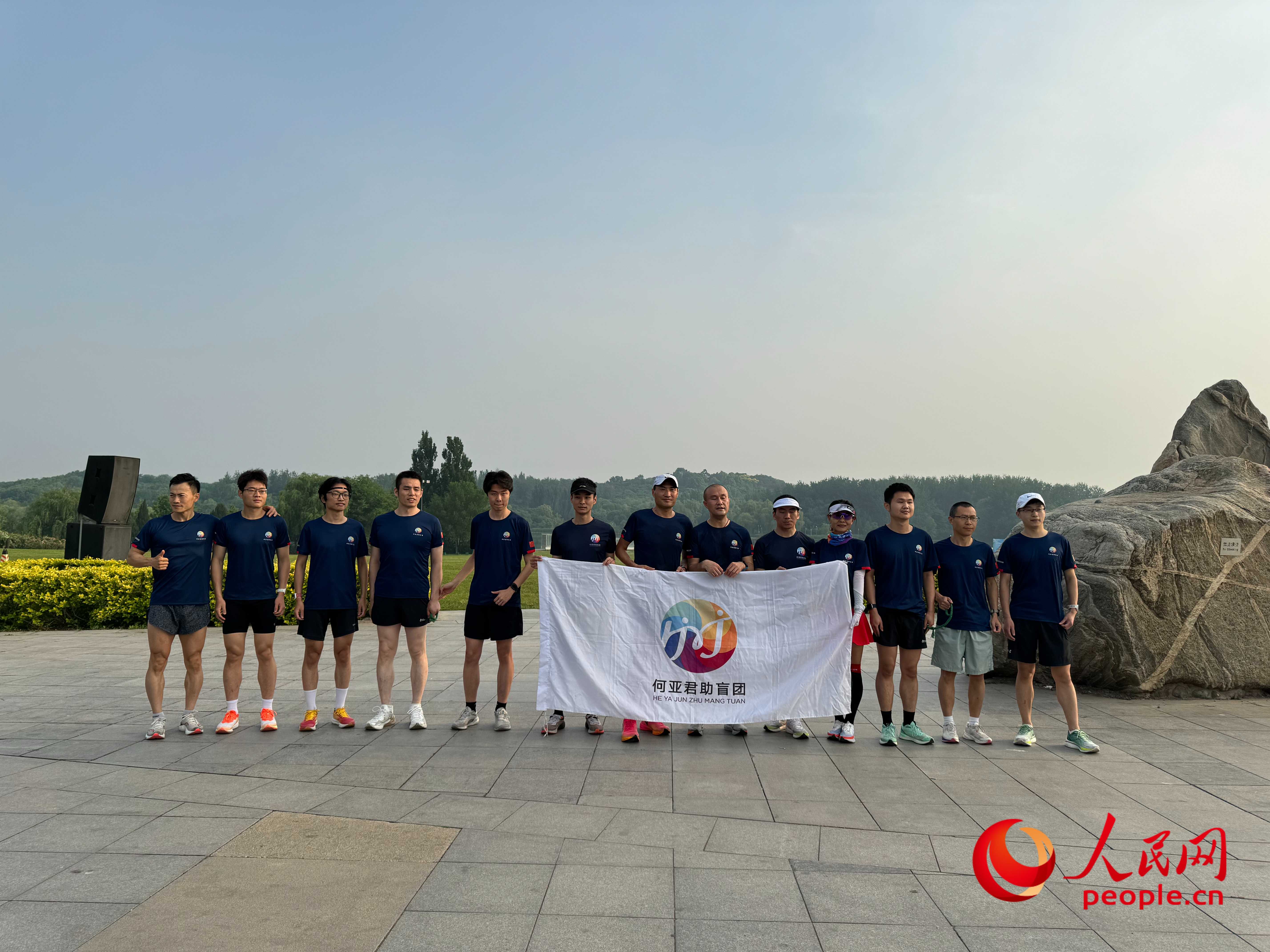 何亞君助盲團的部分成員合影。人民網(wǎng) 周靜圓攝