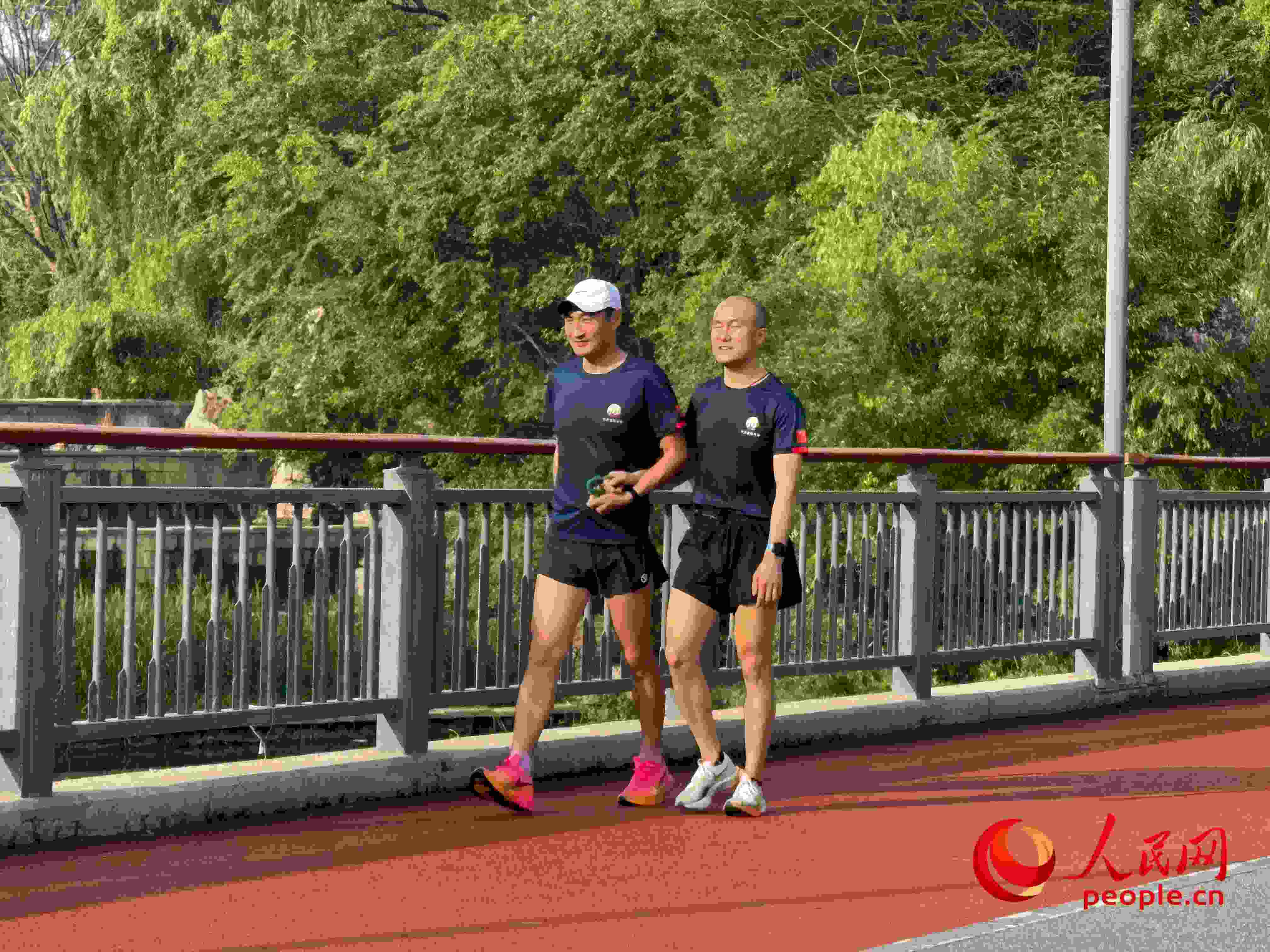 李玉寶和何亞君跑步后進行調(diào)整。人民網(wǎng) 周靜圓攝