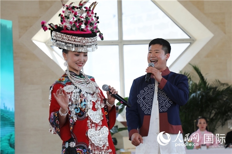 2、來自湖北的歌唱家演唱民族歌曲。 人民網(wǎng)記者 李志偉攝