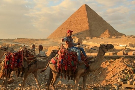 1月24日，商販騎駱駝離開(kāi)埃及吉薩金字塔景區(qū)。新華社記者 隋先凱 攝