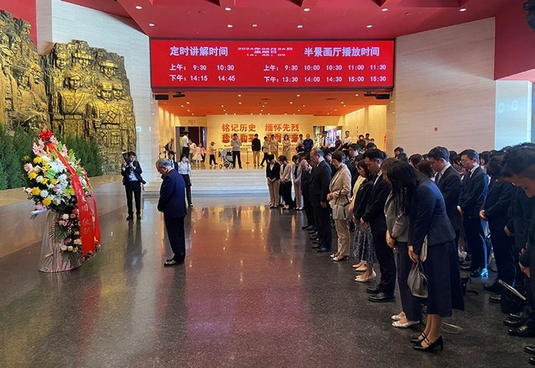 創(chuàng)價學(xué)會會長原田稔及青年代表團向中國人民抗日戰(zhàn)爭紀(jì)念館敬獻花籃。中國人民抗日戰(zhàn)爭紀(jì)念館供圖