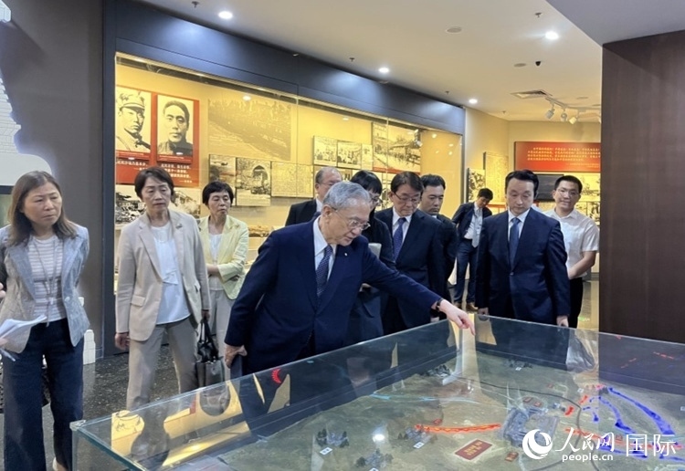 創(chuàng)價學(xué)會會長原田稔（中）與青年代表團成員訪問中國人民抗日戰(zhàn)爭紀(jì)念館。人民網(wǎng)記者 陳思攝