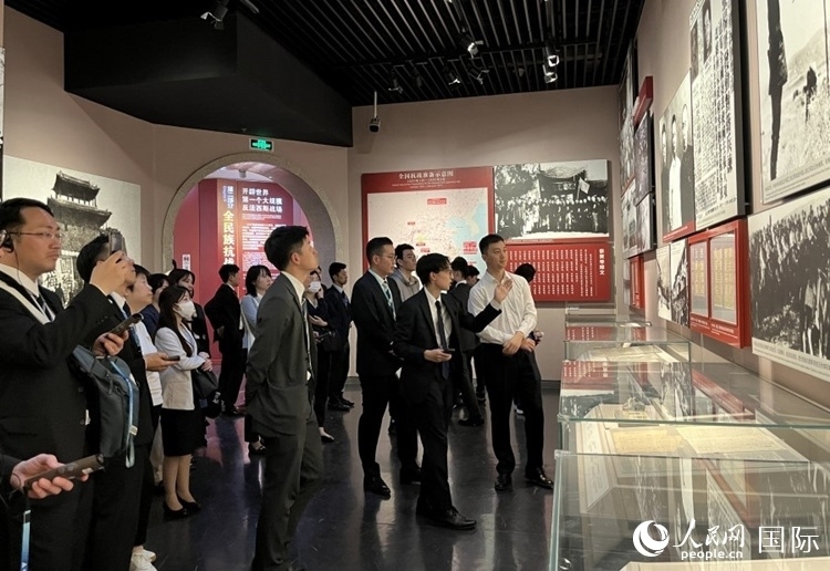 創(chuàng)價學(xué)會青年代表團成員在中國人民抗日戰(zhàn)爭紀(jì)念館參觀。人民網(wǎng)記者 陳思攝