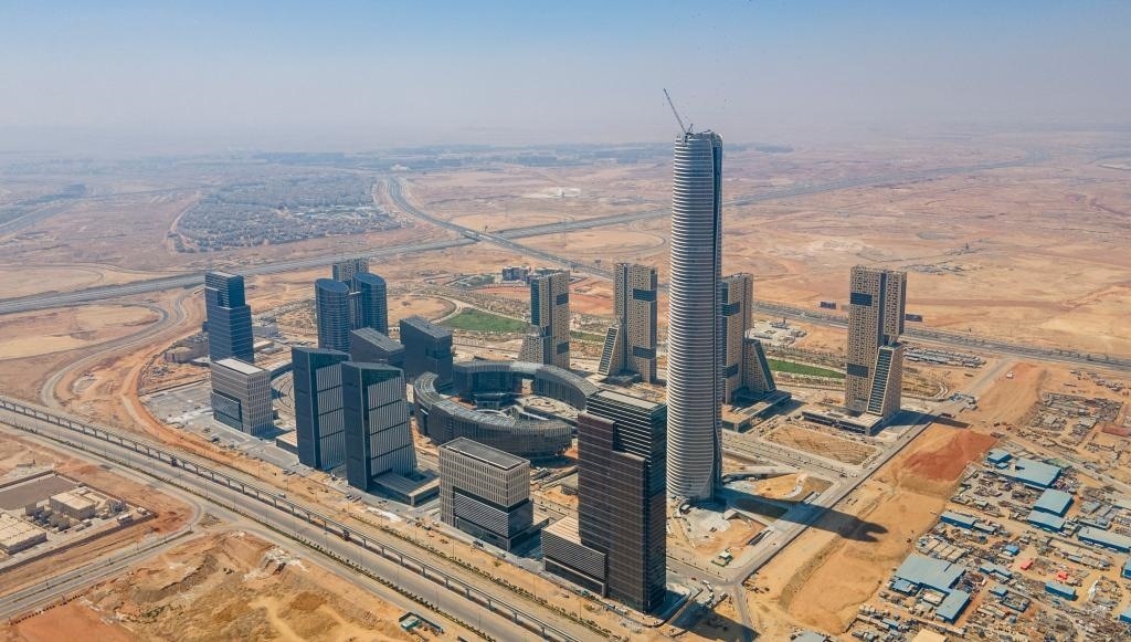 這是2023年6月28日在埃及開(kāi)羅以東拍攝的建設(shè)中的埃及新行政首都中央商務(wù)區(qū)（無(wú)人機(jī)照片）。新華社發(fā)（中建埃及分公司供圖/黎炳宏攝）