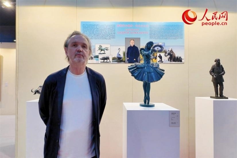 俄羅斯人民藝術(shù)家、俄羅斯美協(xié)主席安德烈·科瓦爾丘克正在接受人民網(wǎng)的采訪。人民網(wǎng)記者 劉微攝