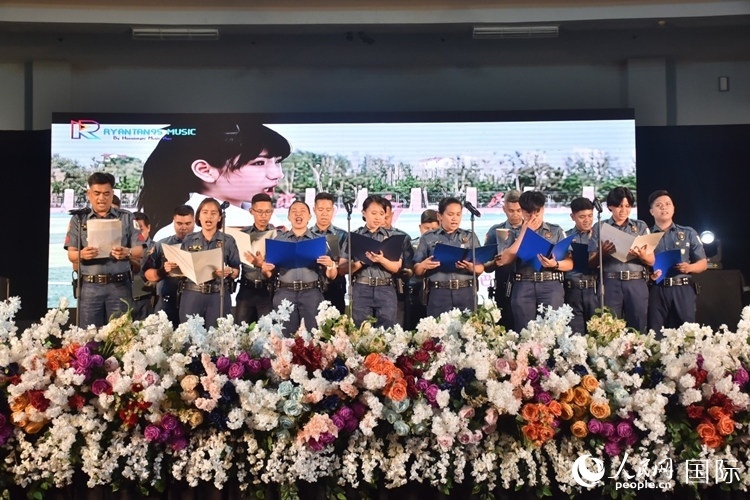 邦板牙省警察局學員在結業(yè)典禮上表演合唱。人民網(wǎng)記者 樊帆攝