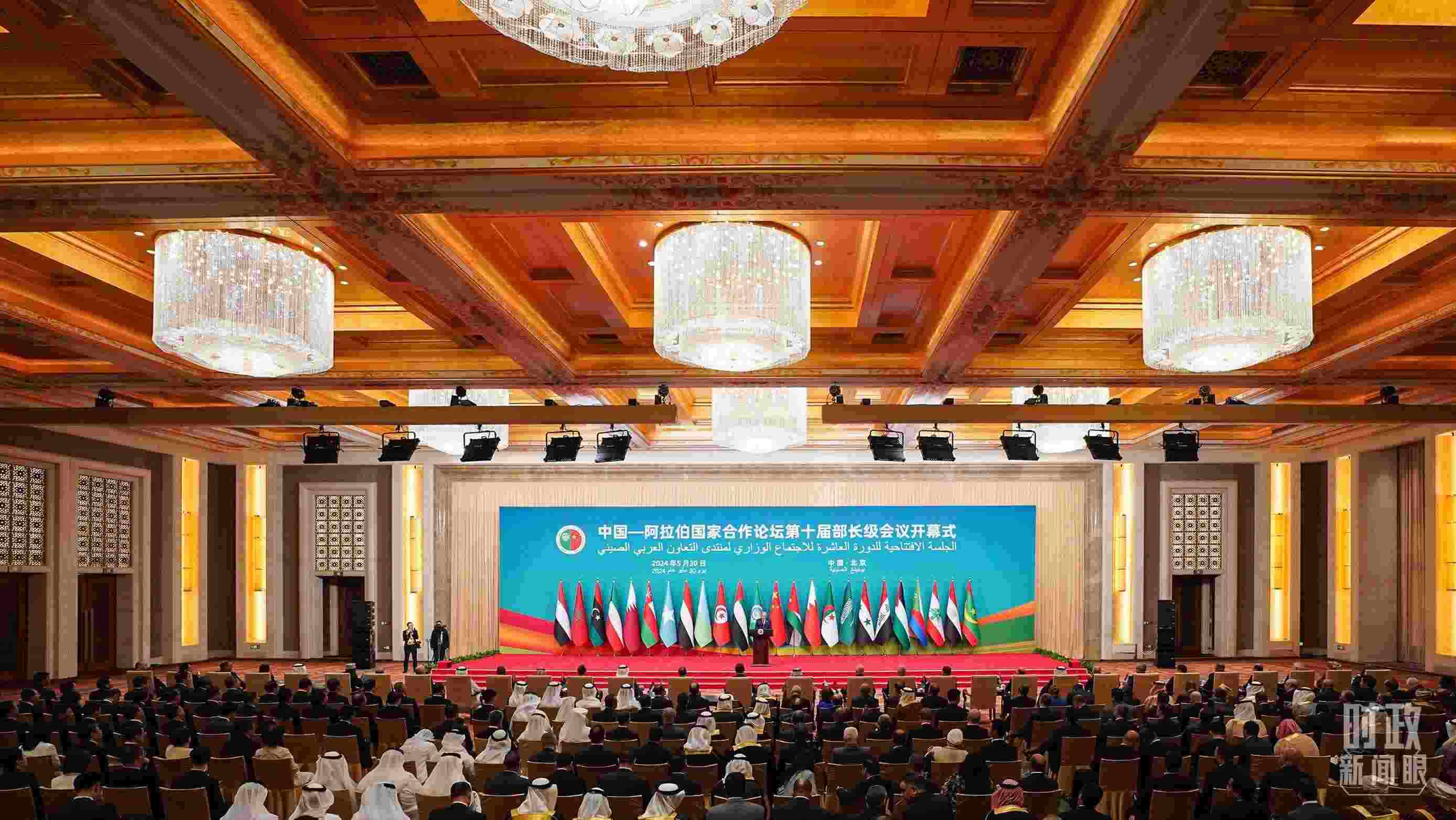 △5月30日開幕式現(xiàn)場，阿盟秘書長蓋特在致辭。（總臺(tái)國廣記者李晉拍攝）