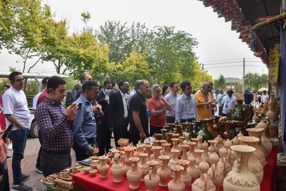 2023年5月31日，阿拉伯國家聯(lián)盟代表團一行在新疆喀什古城參觀訪問。新華社記者 高晗 攝