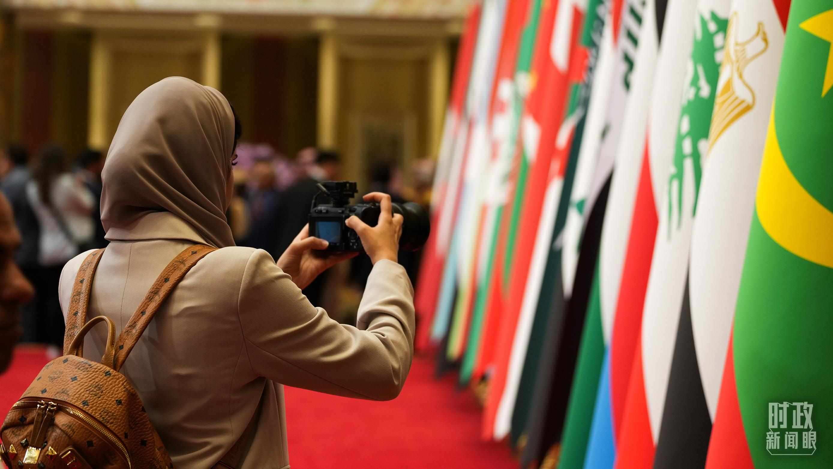 △外國媒體拍攝現(xiàn)場旗陣。（總臺(tái)國廣記者李晉拍攝）