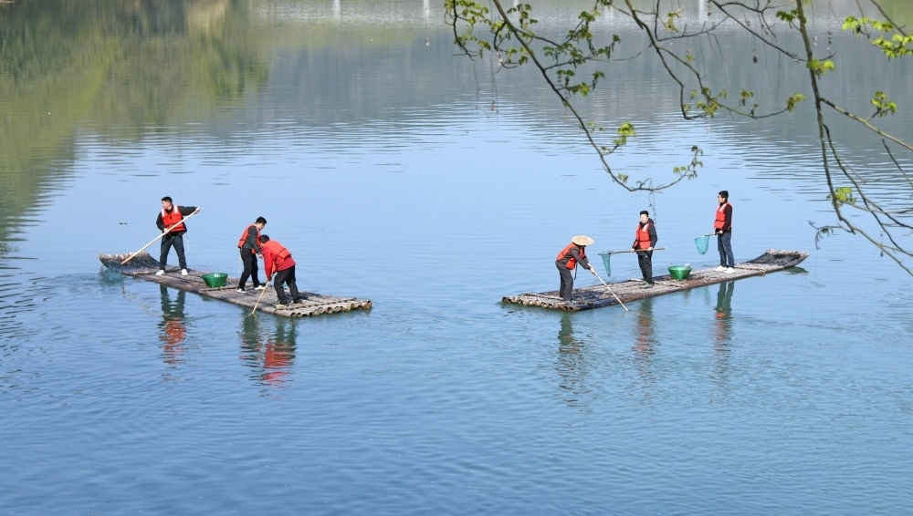 浙江省臺州市仙居縣步路鄉(xiāng)黨員志愿者與河長一起在永安溪巡河護水，清理雜物垃圾（2024年3月20日攝）。新華社發(fā)（王華斌攝）
