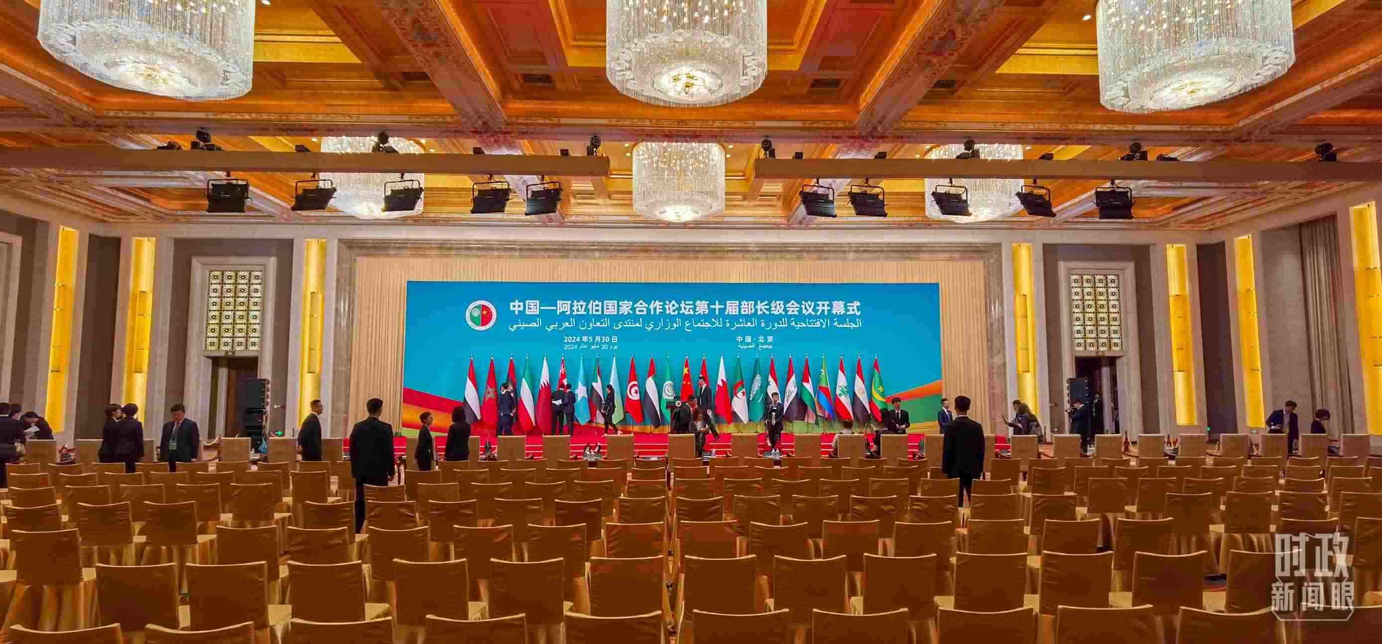 △會(huì)議開始前，現(xiàn)場正在進(jìn)行各項(xiàng)準(zhǔn)備工作。（總臺(tái)央視記者郭鴻拍攝）