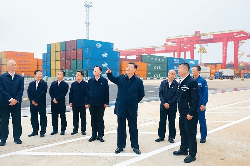 2024年5月22日至24日，中共中央總書記、國家主席、中央軍委主席習近平在山東考察。這是22日下午，習近平在日照港察看全自動化集裝箱碼頭作業(yè)場景。 新華社記者 鞠鵬/攝