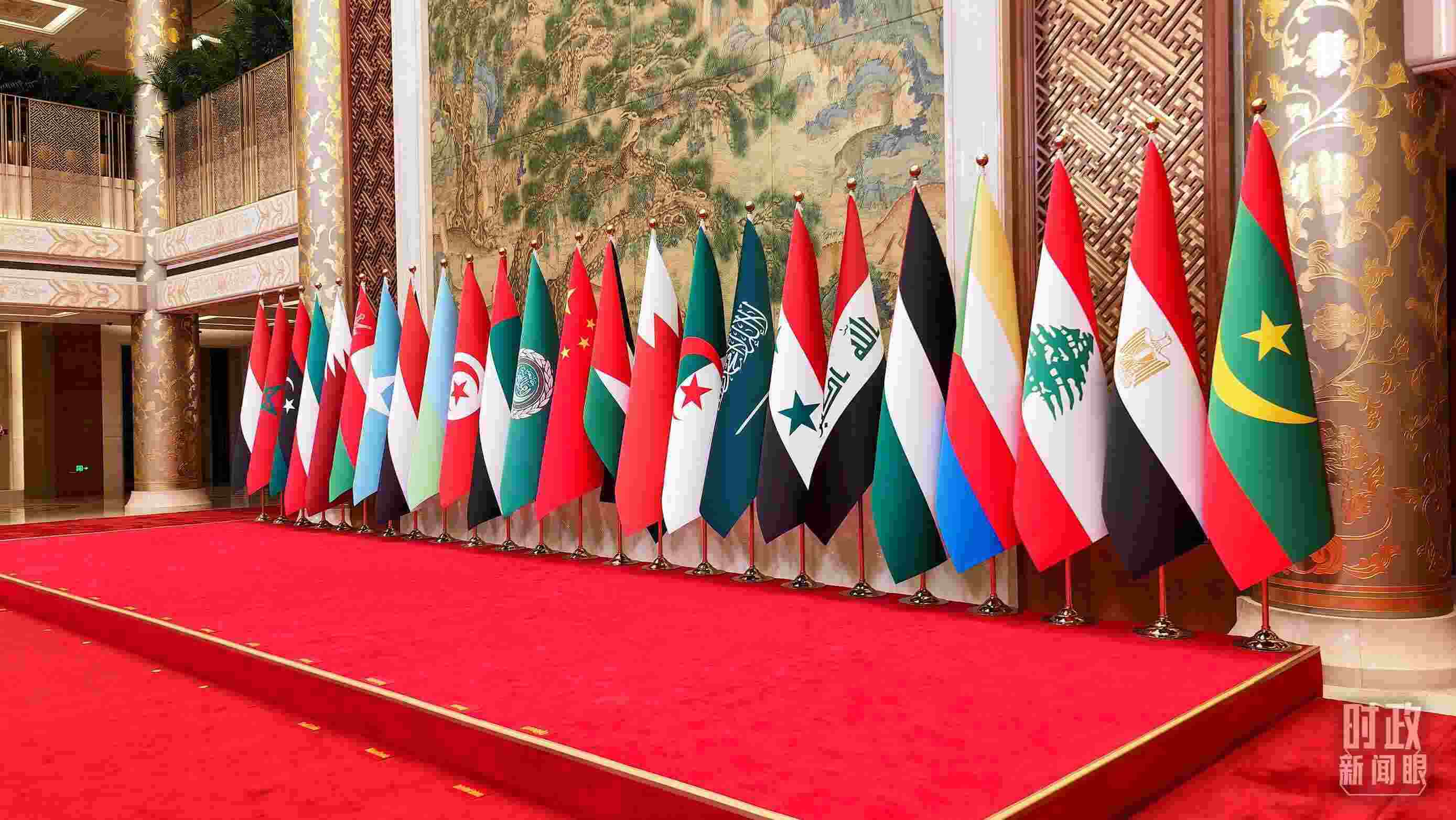 △會(huì)議現(xiàn)場的旗陣。（總臺(tái)央廣記者馬喆拍攝）