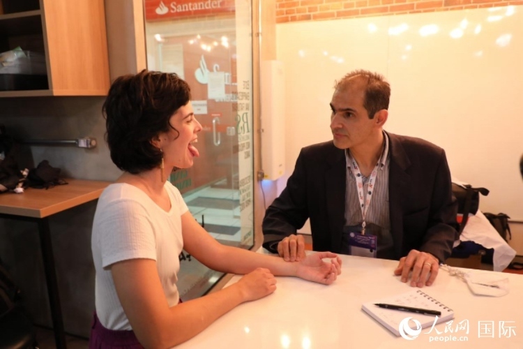 在巴西米納斯吉拉斯州首府貝洛奧里藏特開辦診所的中醫(yī)師保羅·貢扎爾韋斯，正在把脈并觀察舌苔。人民網(wǎng)記者 陳一鳴攝