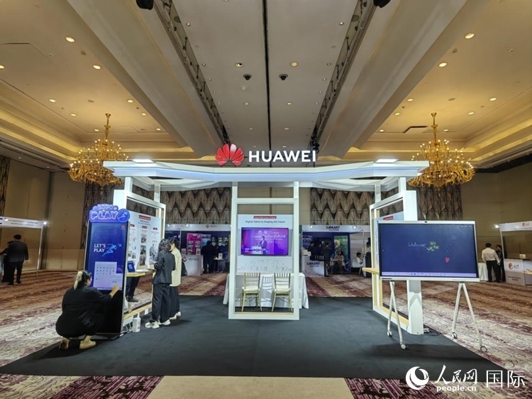 峰會現(xiàn)場，由泰國政府、中泰高校和客戶伙伴搭建的人才雙選會和伙伴展臺開放。人民網(wǎng)記者 楊一攝