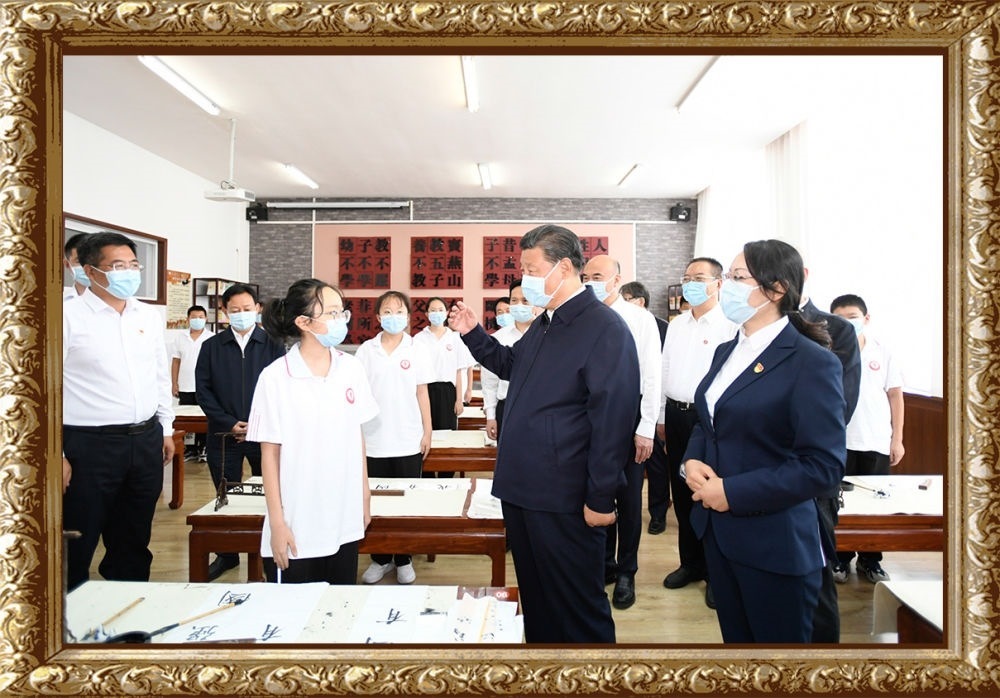 2021年9月13日至14日，習近平總書記在陜西省榆林市考察。14日上午，習近平在綏德實驗中學考察時，同正在練習書法的學生親切交流。