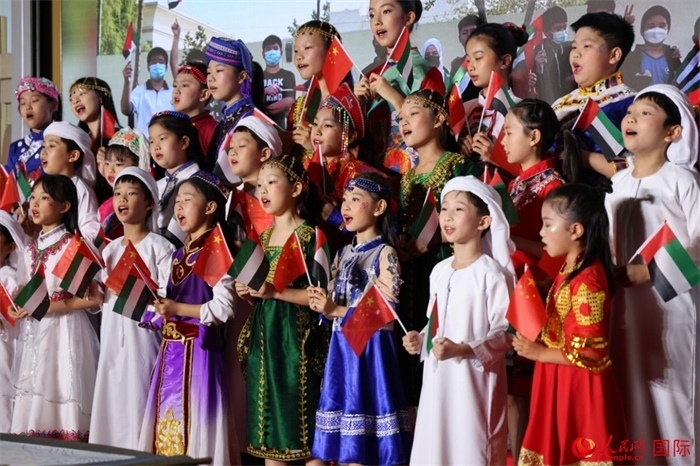 活動(dòng)上，身著中阿傳統(tǒng)服飾的孩子們共唱歌曲，表達(dá)對美好未來的向往。人民網(wǎng)記者 張志文攝