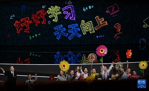 6月1日，演員在“我和祖國一起成長”主題演出活動中表演。新華社記者 金良快 攝