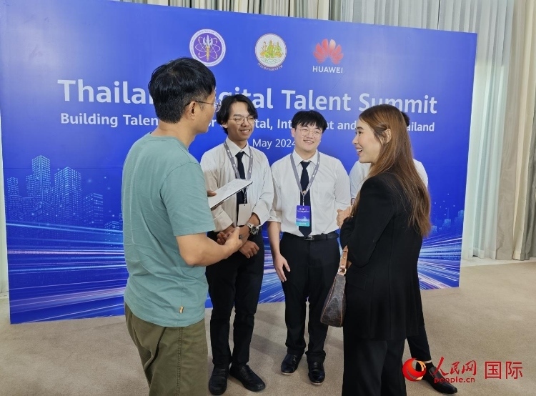 泰國(guó)國(guó)立法政大學(xué)學(xué)生接受本網(wǎng)采訪。李映民攝