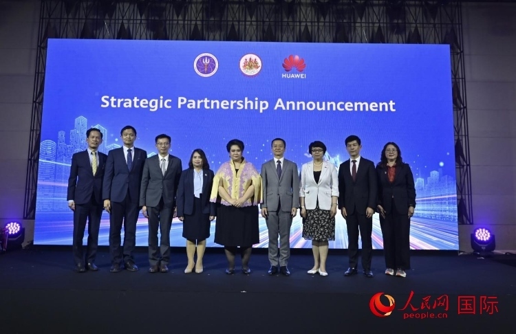 數(shù)字人才峰會(huì)現(xiàn)場(chǎng)。左五為泰國(guó)高等教育、科學(xué)、研究和創(chuàng)新部長(zhǎng)素巴瑪·伊沙拉帕迪，右三中國(guó)駐泰國(guó)大使館教育參贊許蘭，右四為華為泰國(guó)技術(shù)有限公司總經(jīng)理李雄偉。人民網(wǎng)記者 簡(jiǎn)承淵攝