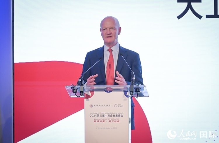 英國(guó)前負(fù)責(zé)大學(xué)與科研事務(wù)的國(guó)務(wù)大臣、英國(guó)皇家學(xué)會(huì)院士大衛(wèi)·威利茨致辭。人民網(wǎng) 郭錦標(biāo)攝