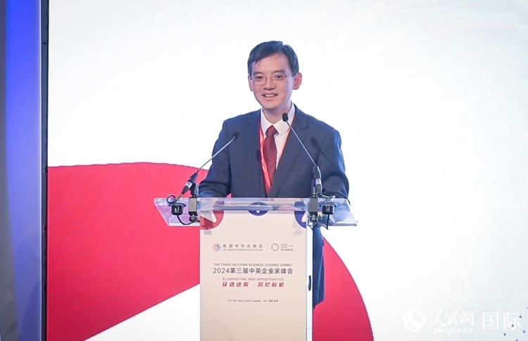 英國(guó)中國(guó)商會(huì)會(huì)長(zhǎng)、中國(guó)銀行倫敦分行行長(zhǎng)方文建致辭。人民網(wǎng) 郭錦標(biāo)攝