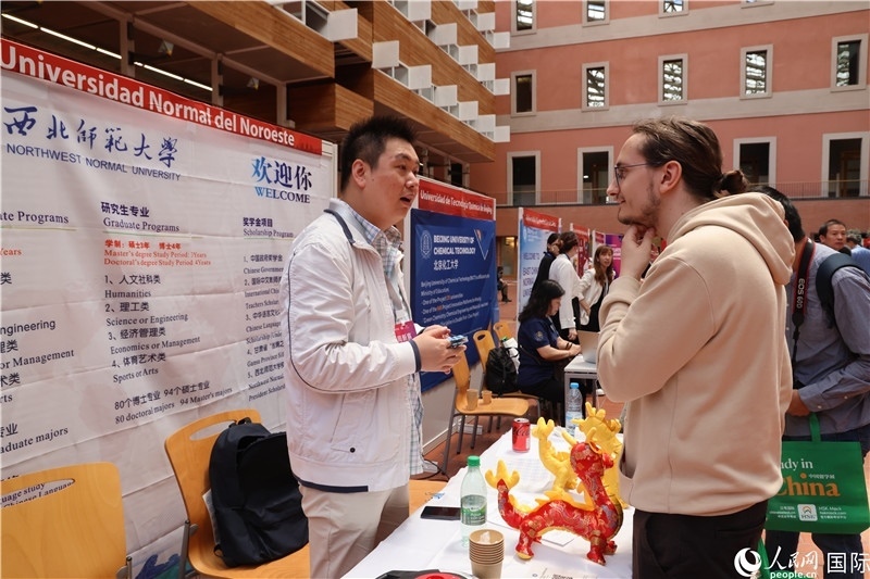 西班牙應(yīng)屆畢業(yè)生在展臺(tái)前咨詢(xún)。人民網(wǎng)記者 顏歡攝