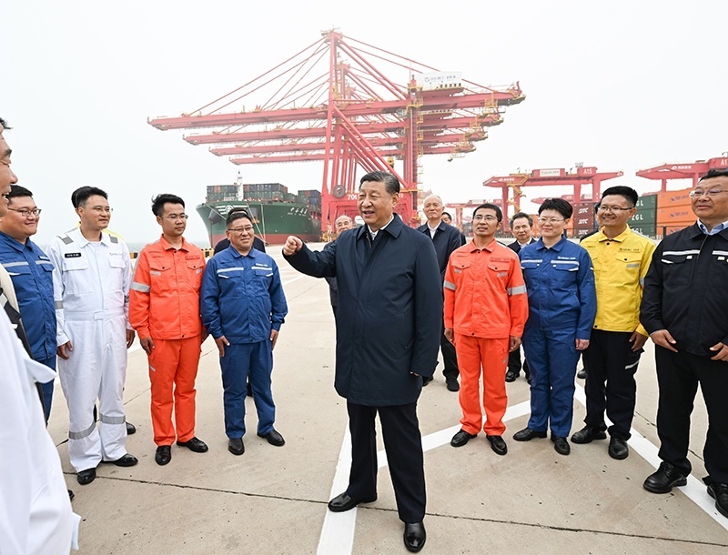 △2024年5月22日，習(xí)近平總書(shū)記在山東省日照港親切慰問(wèn)港口科技工作者、運(yùn)營(yíng)人員、航運(yùn)人員。