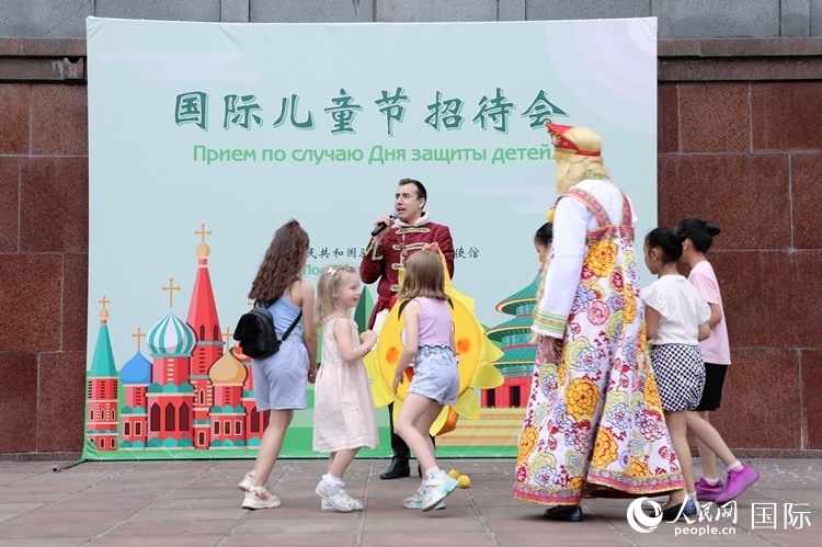 中俄兩國小朋友共同參與互動游戲。人民網(wǎng)記者 隋鑫攝