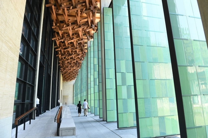 2022年7月23日，杭州國家版本館屋頂?shù)哪緲?gòu)和青瓷門扇相映成趣。