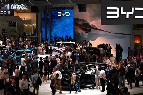 中國(guó)新能源汽車亮相德國(guó)車展，引發(fā)圍觀