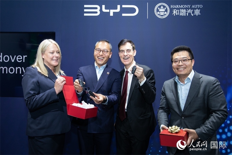 兩位英國消費(fèi)者獲得新車鑰匙。人民網(wǎng)記者 許立群攝影