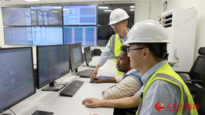 工作人員進(jìn)行倒送電準(zhǔn)備。人民網(wǎng)記者 管克江攝