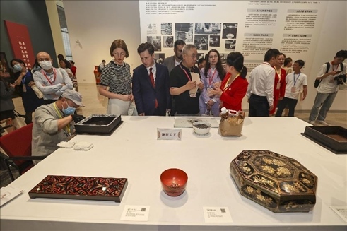 2023年5月28日，北京，推光漆器匠人為駐華使節(jié)展示技藝。