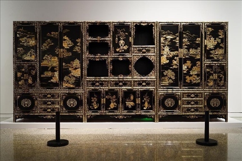 2023年7月9日，北京，中國工藝美術(shù)館·中國非物質(zhì)文化遺產(chǎn)館，“山西特色專業(yè)鎮(zhèn)·平遙非遺雙寶中華行”展覽展出的推光漆器作品。