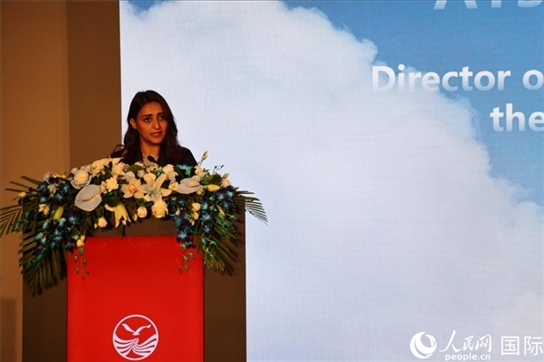 阿聯(lián)酋經(jīng)濟部旅游司司長艾莎·阿菲菲致辭。人民網(wǎng)記者張志文攝