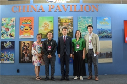 相關(guān)公司代表與中國(guó)駐里約熱內(nèi)盧總領(lǐng)館商務(wù)參贊敬艷輝在中國(guó)聯(lián)合展臺(tái)前合影。中廣國(guó)際公司供圖