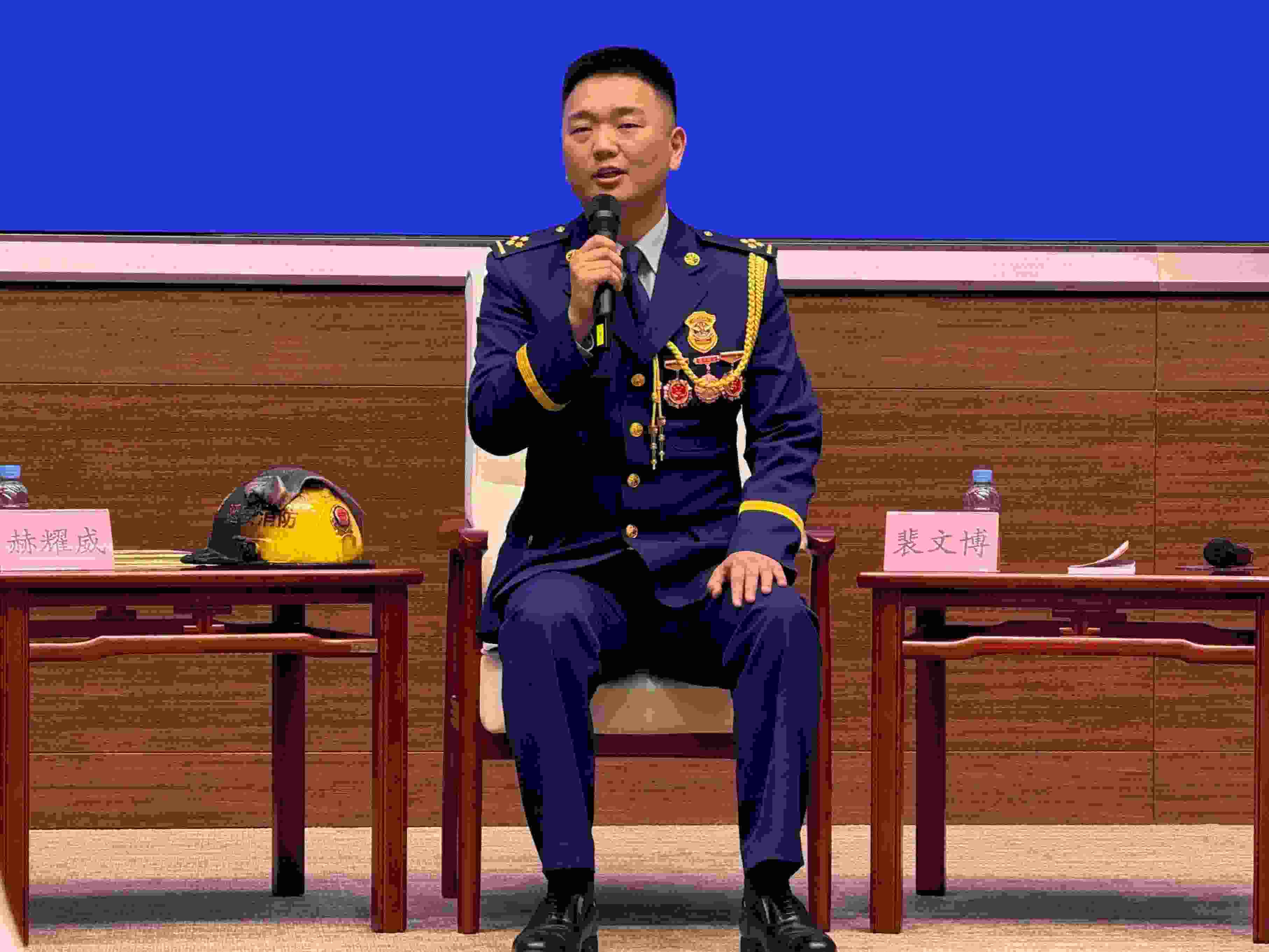 寶塔消防救援站政治指導(dǎo)員裴文博在回答記者提問。人民網(wǎng)記者 郝萍攝