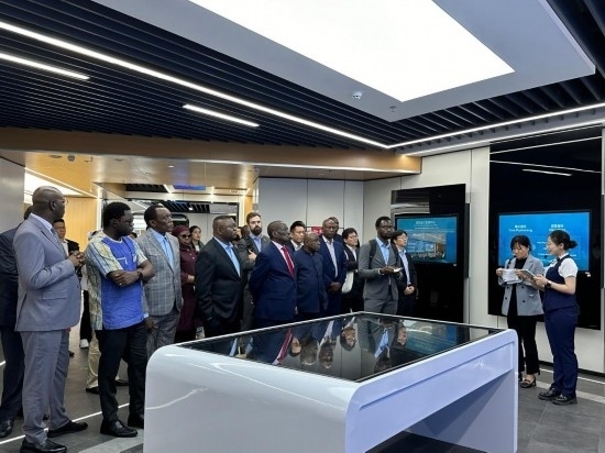 使節(jié)團(tuán)考察云上貴州大數(shù)據(jù)集團(tuán)展示中心。新華社記者 袁睿 攝