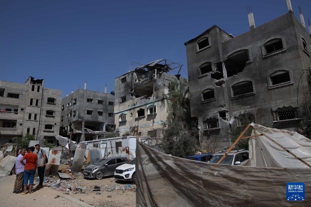 這是6月8日在加沙地帶中部努賽賴特難民營拍攝的在以軍襲擊中受損嚴(yán)重的房屋及車輛。新華社發(fā)（馬爾萬·達(dá)烏德攝）
