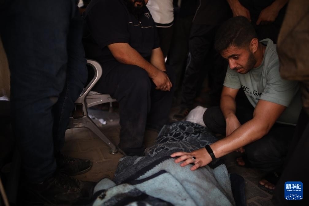這是6月8日在加沙地帶中部努賽賴特難民營拍攝的以軍襲擊受害者。新華社發(fā)（馬爾萬·達(dá)烏德攝）
