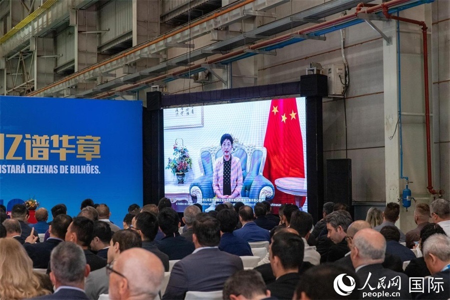 中國駐里約熱內(nèi)盧總領(lǐng)事田敏在視頻致辭中表示，中國是米納斯吉拉斯州第一大貿(mào)易伙伴和重要投資來源國。近年來，雙方在貿(mào)易投資、科技創(chuàng)新、裝備制造、人文交流等領(lǐng)域開展了富有成果的合作。 人民日報社拉美中心分社 威廉·科埃略·維亞納攝