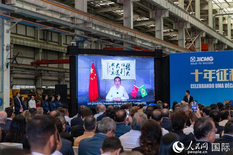 徐工集團(tuán)、徐工機(jī)械董事長楊東升在視頻致辭中表示，徐工作為中國工程機(jī)械的排頭兵，堅定不移實(shí)施國際化主戰(zhàn)略，投資運(yùn)營的徐工巴西制造基地成為見證中巴友誼的標(biāo)桿示范。 人民日報社拉美中心分社 威廉·科埃略·維亞納攝