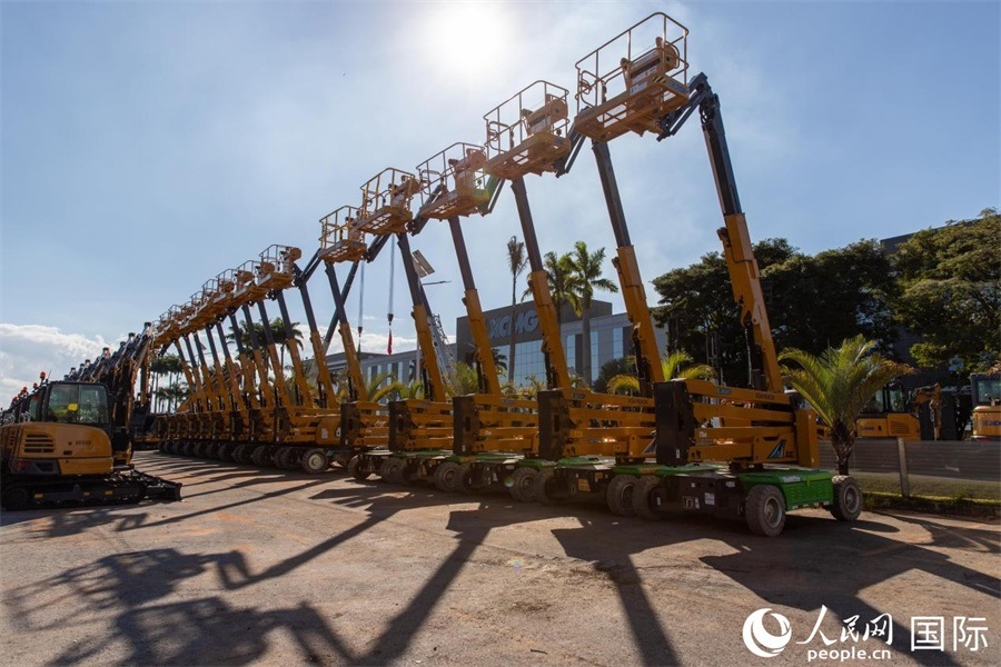 在徐工巴西制造生產(chǎn)基地，一批完成生產(chǎn)的設(shè)備正準(zhǔn)備交付客戶。 人民日報社拉美中心分社 威廉·科埃略·維亞納攝