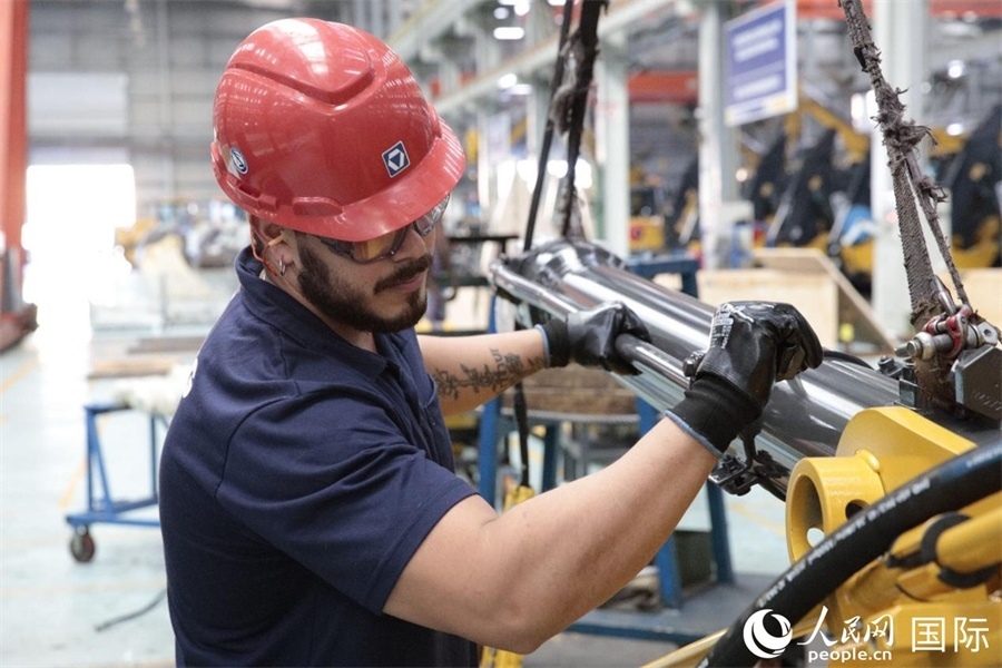 一名徐工巴西制造基地的當(dāng)?shù)貑T工正在進(jìn)行設(shè)備安裝和調(diào)試。 人民日報社拉美中心分社 威廉·科埃略·維亞納攝